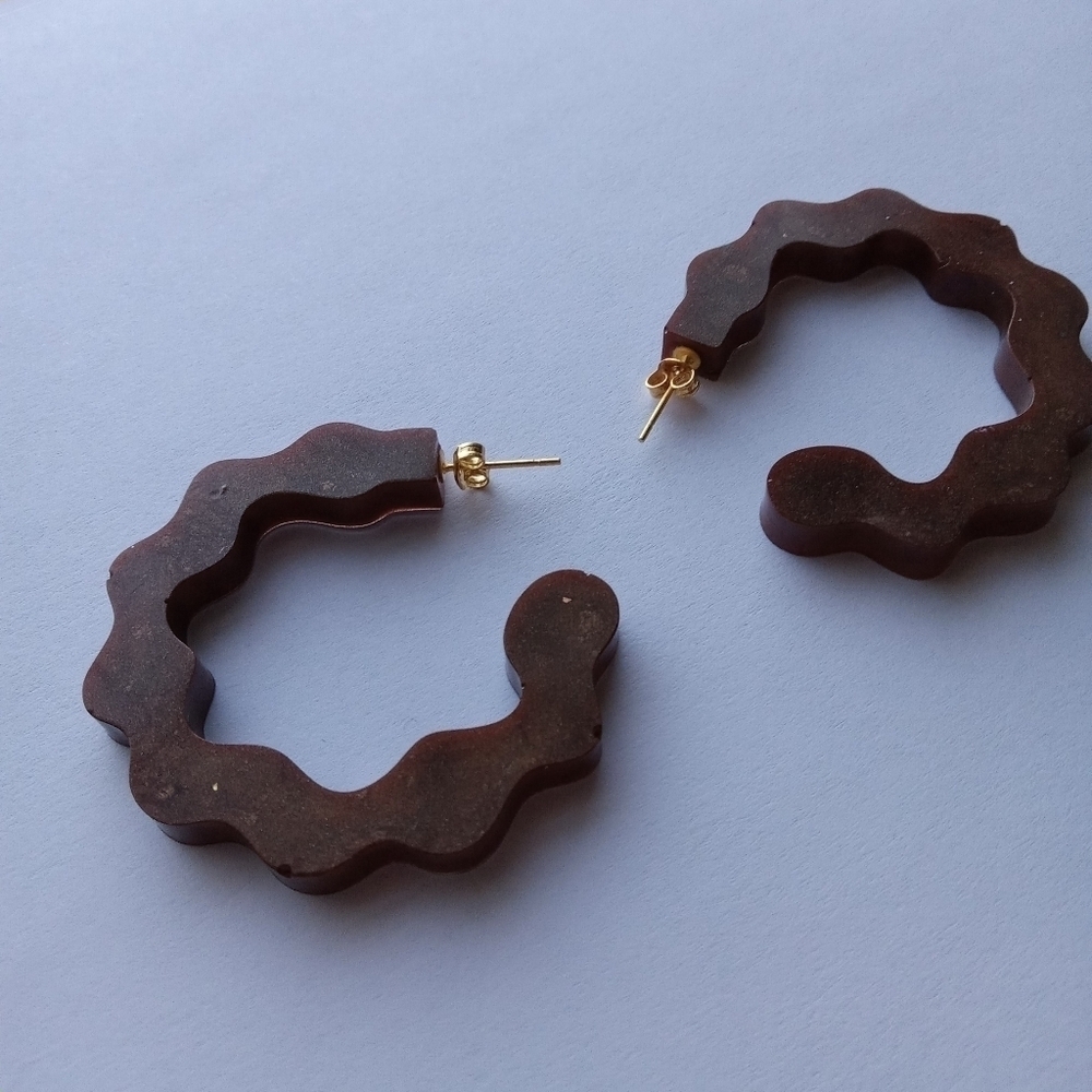 Brown resin hoop earrings - Picture 3 of 4